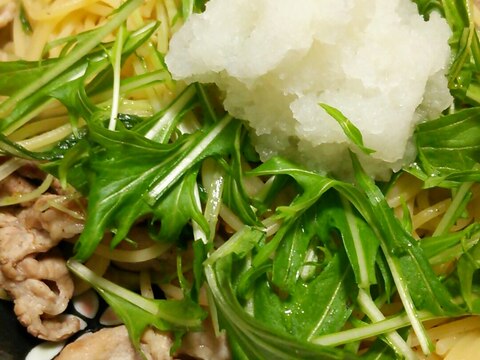 豚肉と水菜とブナピーのパスタ、大根おろしのせ